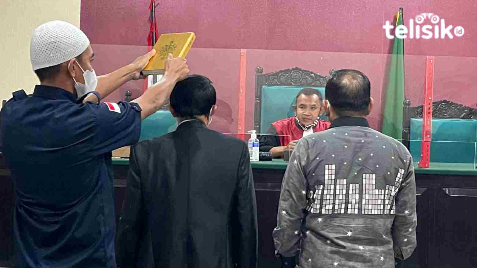 Saksi Ahli Prof. Abrar Saleh dan Prof. Said Karim saat diambil sumpahnya di hadapan Mejelis Hakim PN Kendari. Foto: Siswanto Azis/Telisik