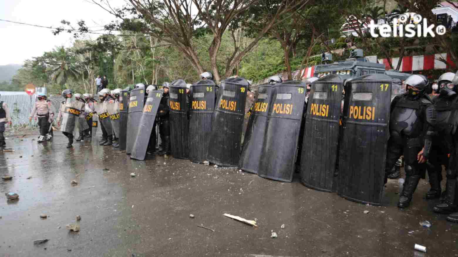 Aksi demonstrasi Formasi, di jalan utama menuju gedung DPRD Kolut yang berujung ricuh. Foto: Muh. Risal/Telisik