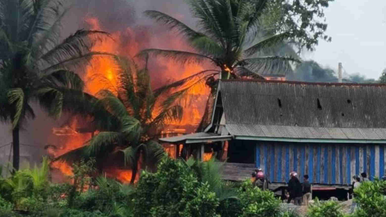 Empat rumah warga dan motor dibakar massa. Foto: Ist.