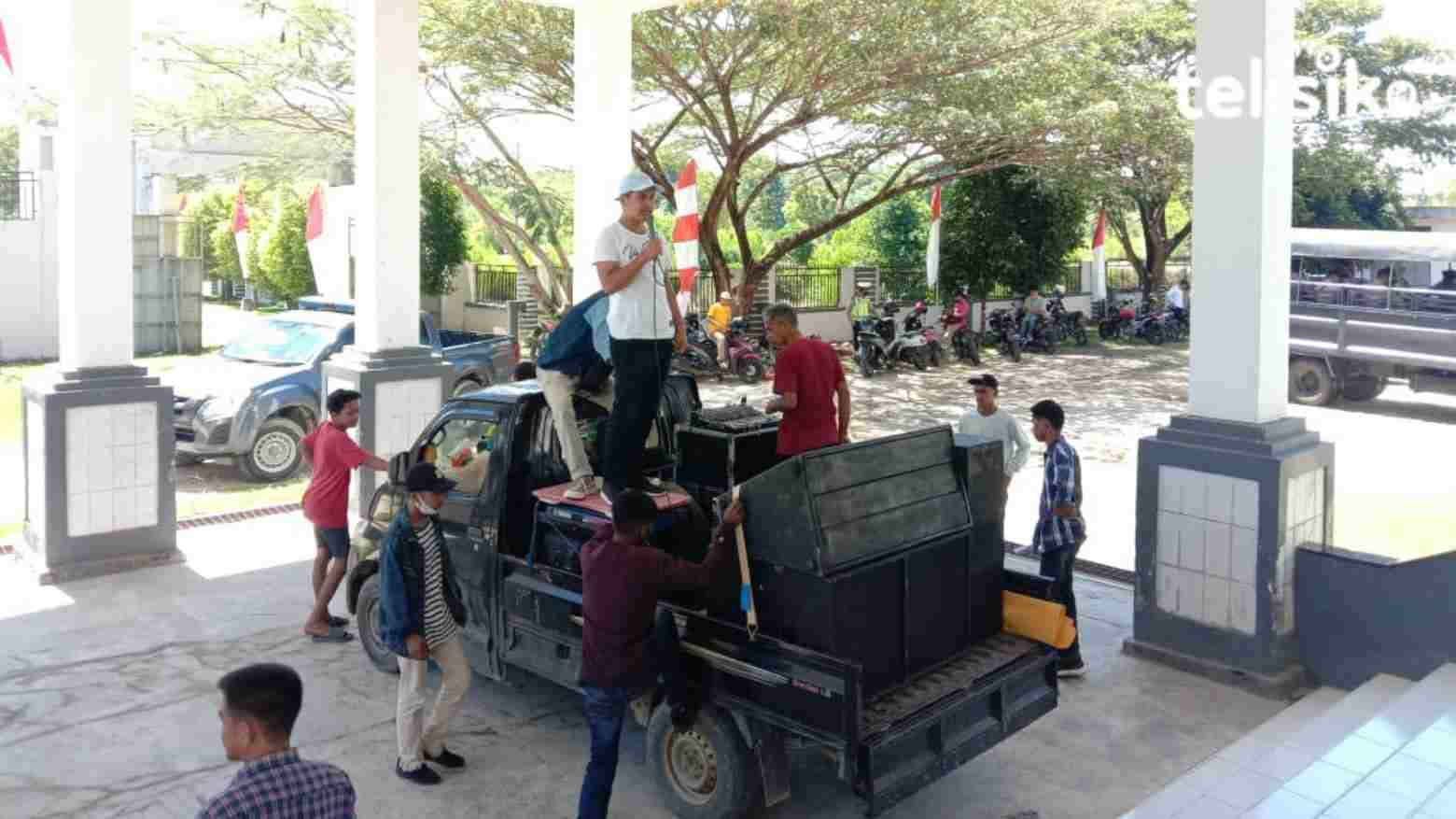 Aksi demonstrasi mahasiswa di DPRD Muna yang menuntut evaluasi manajemen RS. Foto: Sunaryo/Telisik