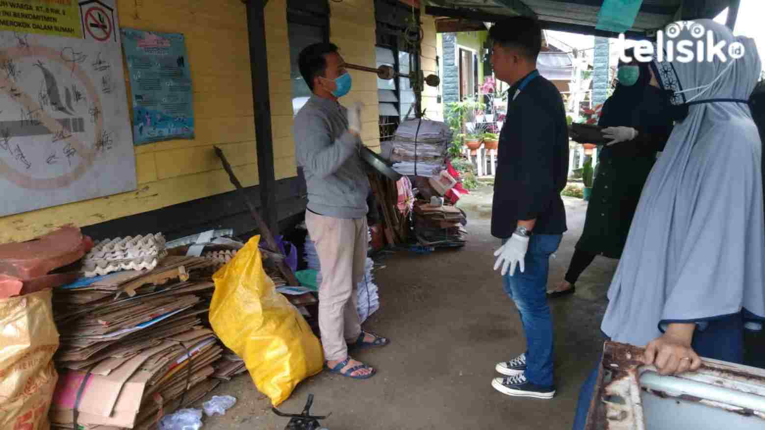 Sejumlah warga Kelurahan Puuwatu saat menabung sampahnya di Bank Sampah Al Faizin. Foto: Fitrah Nugraha/Telisik