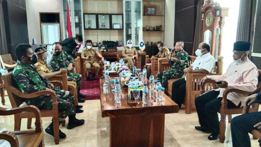 Bupati Haliana dan Wakil Bupati Ilmiati Daud bersama OPD saat mengadakan pers release. Foto: Ist.
