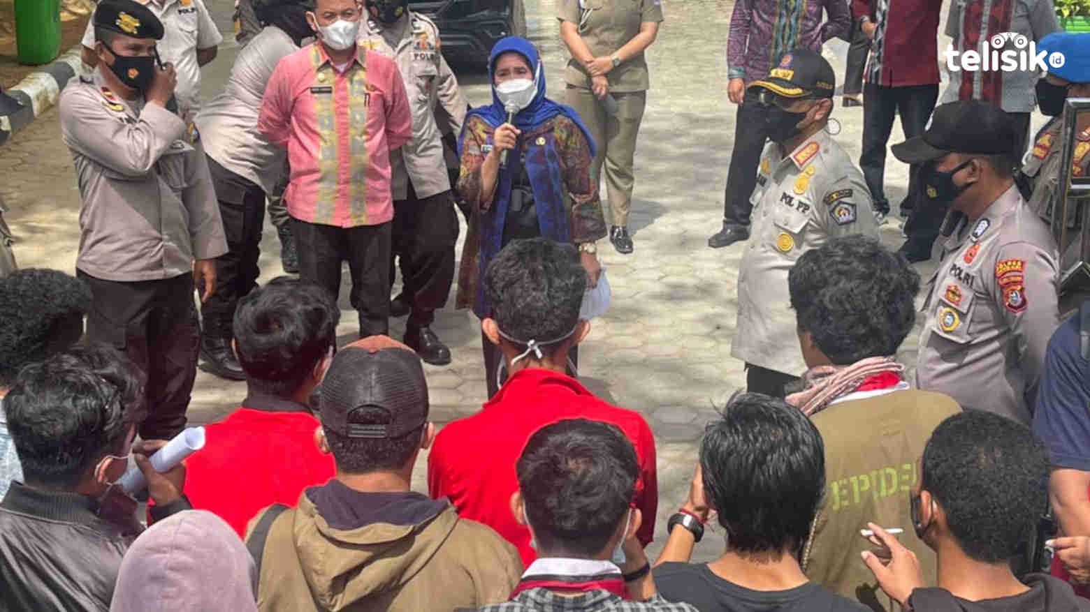 Sekda Kota Kendari, Hj. Nahwa Umar saat menerima pengunjuk rasa. Foto: Siswanto Azis/Telisik