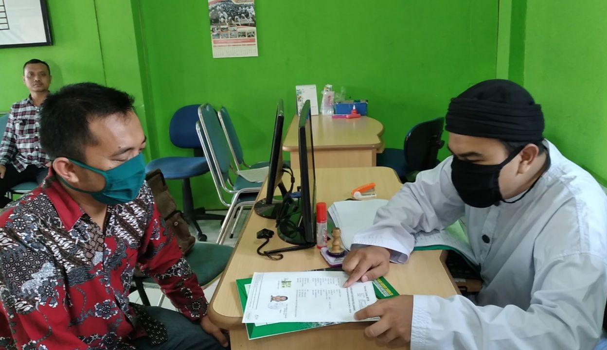 Salah satu calon jemaah haji asal Kolaka saat mengisi formulir permohonan penarikan dana haji di kantor Kemenag. Foto: Ist.