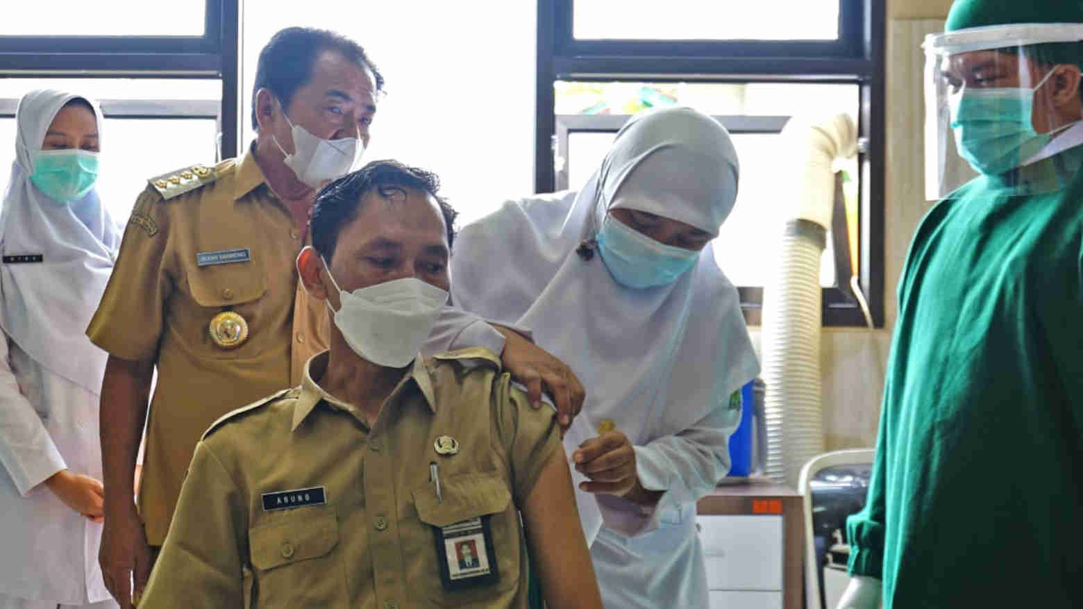 Salah satu ASN di Kolaka saat divaksin. Foto: Ist