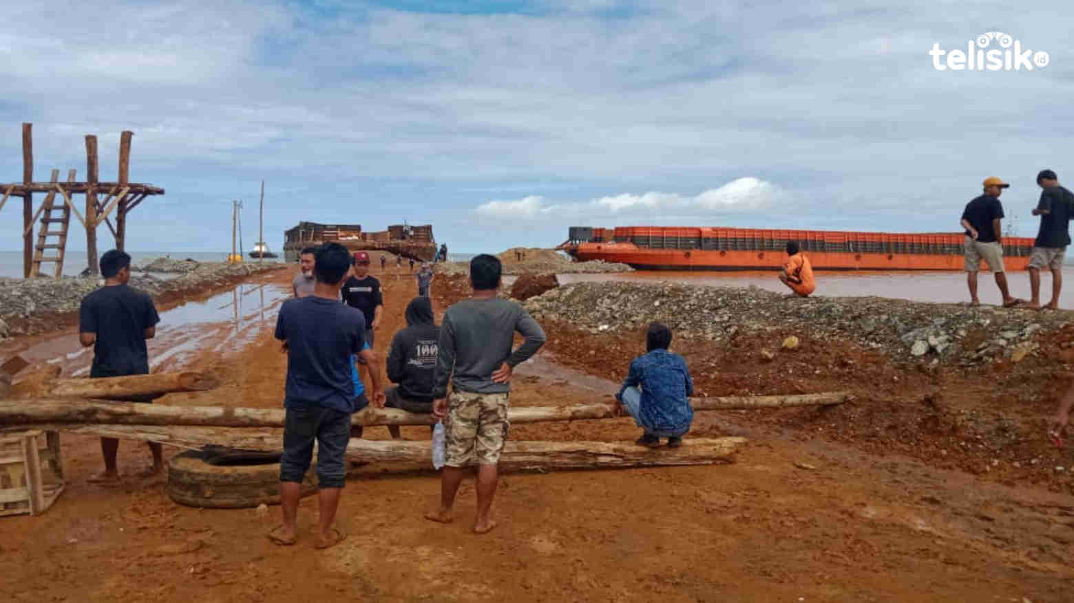 Penutup Jetty dan pelepasan tongkang dari Jetty PT Riota oleh ormas Tamalaki dan masyarakat nelayan. Foto: Muh. Risal/Telisik