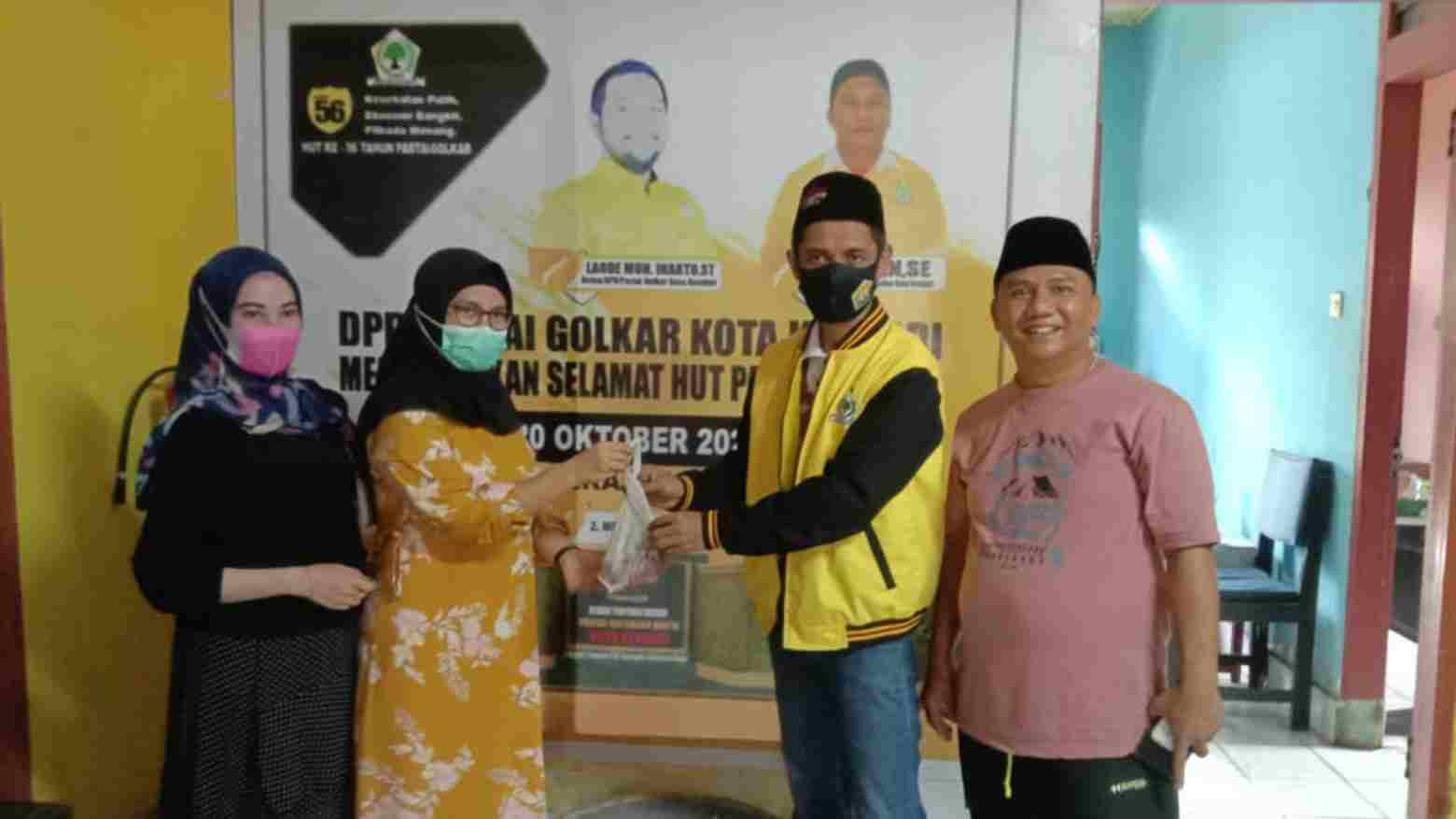Pembagian kurban oleh Maoliddin (baju kuning) kepada kader partai. Foto: Ist.