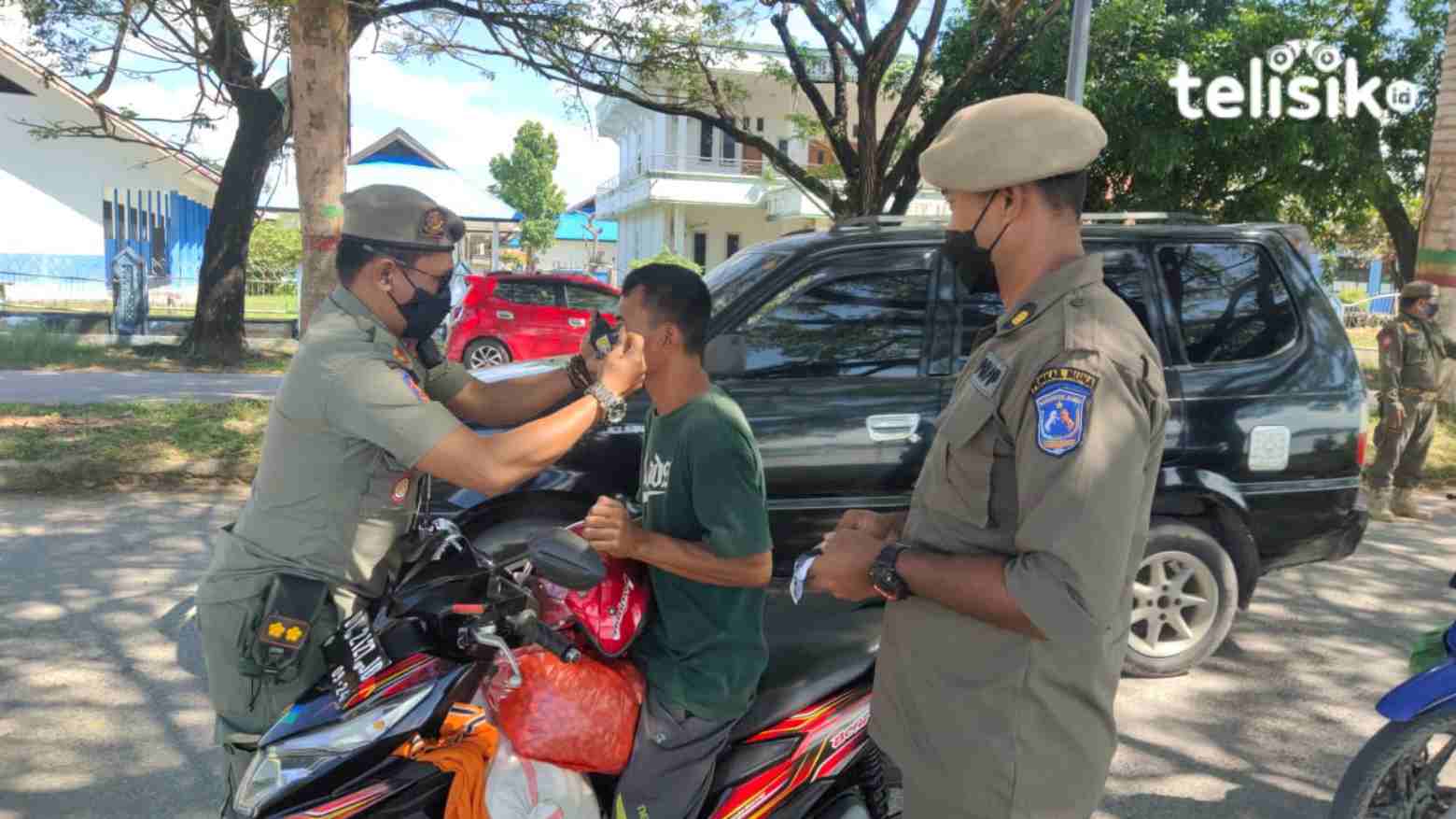 Sat Pol PP melakukan operasi yustisi penegakan prokes. Foto: Sunaryo/Telisik