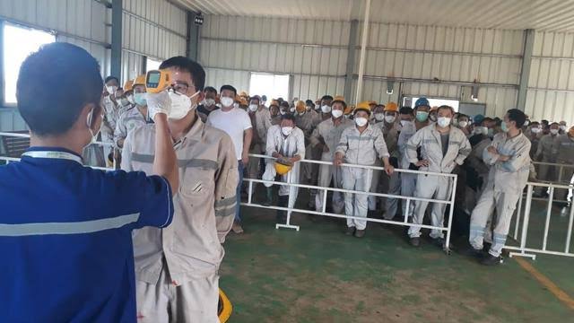 Sejumlah TKA asal China sedang diperiksa suhu badan. Foto: Repro google.com