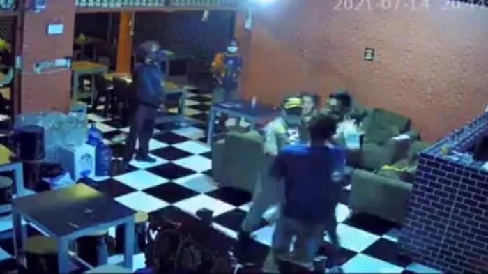 Potongan video Satpol PP Gowa memukul seorang wanita. Foto: Ist.