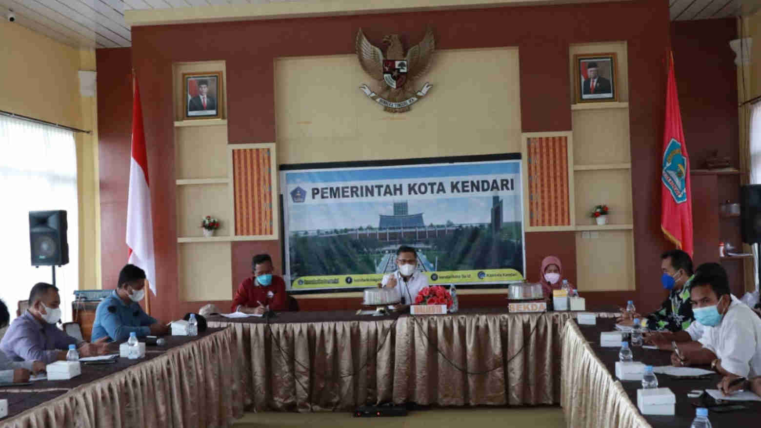Wali Kota Kendari memimpin rapat dengan camat se Kota Kendari terkait pelaksanaan salat Idul Adha. Foto: Ist.