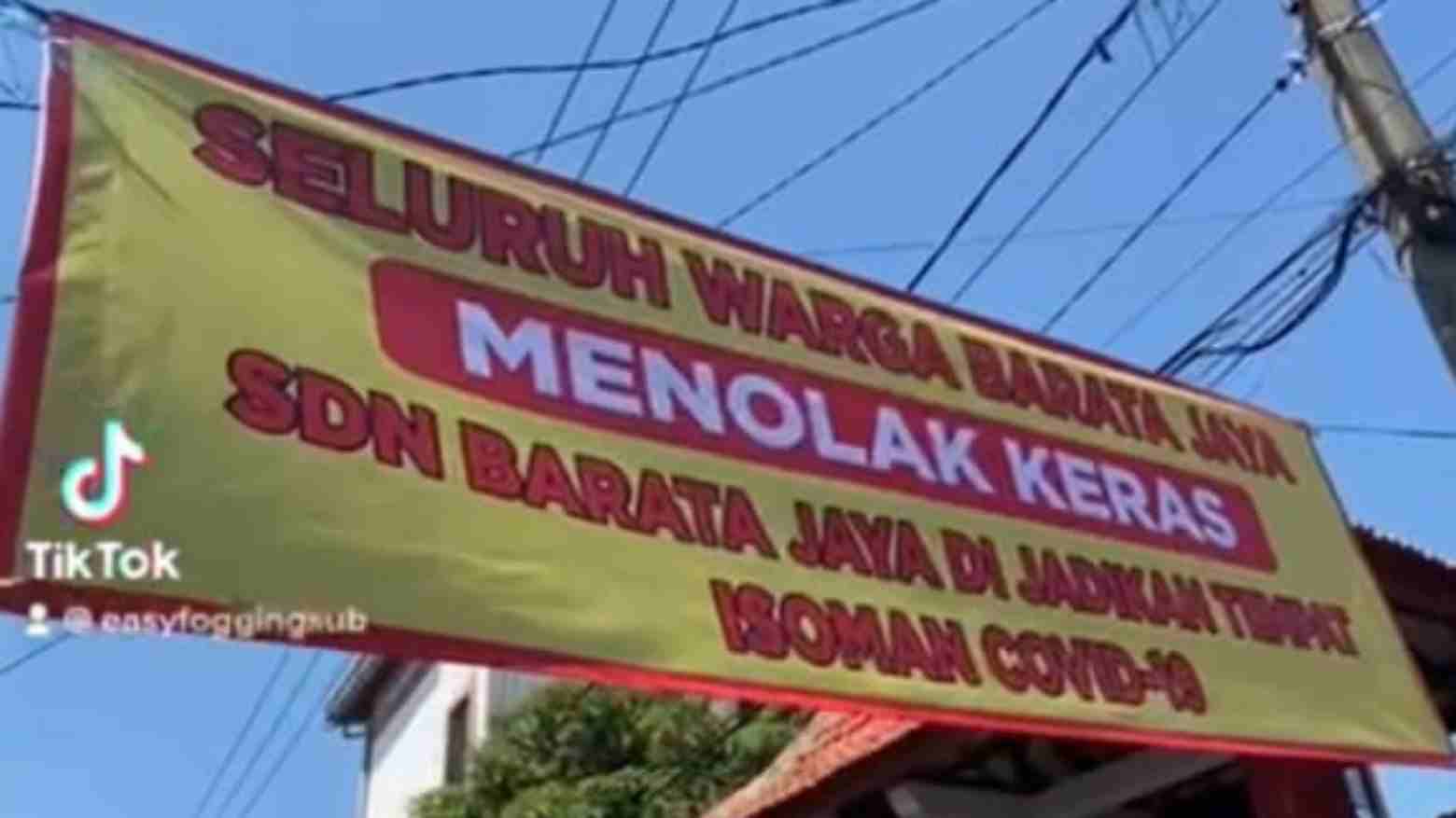Aksi penolakan warga Surabaya sekolah akan dijadikan tempat isoman. Foto: Repro TikTok