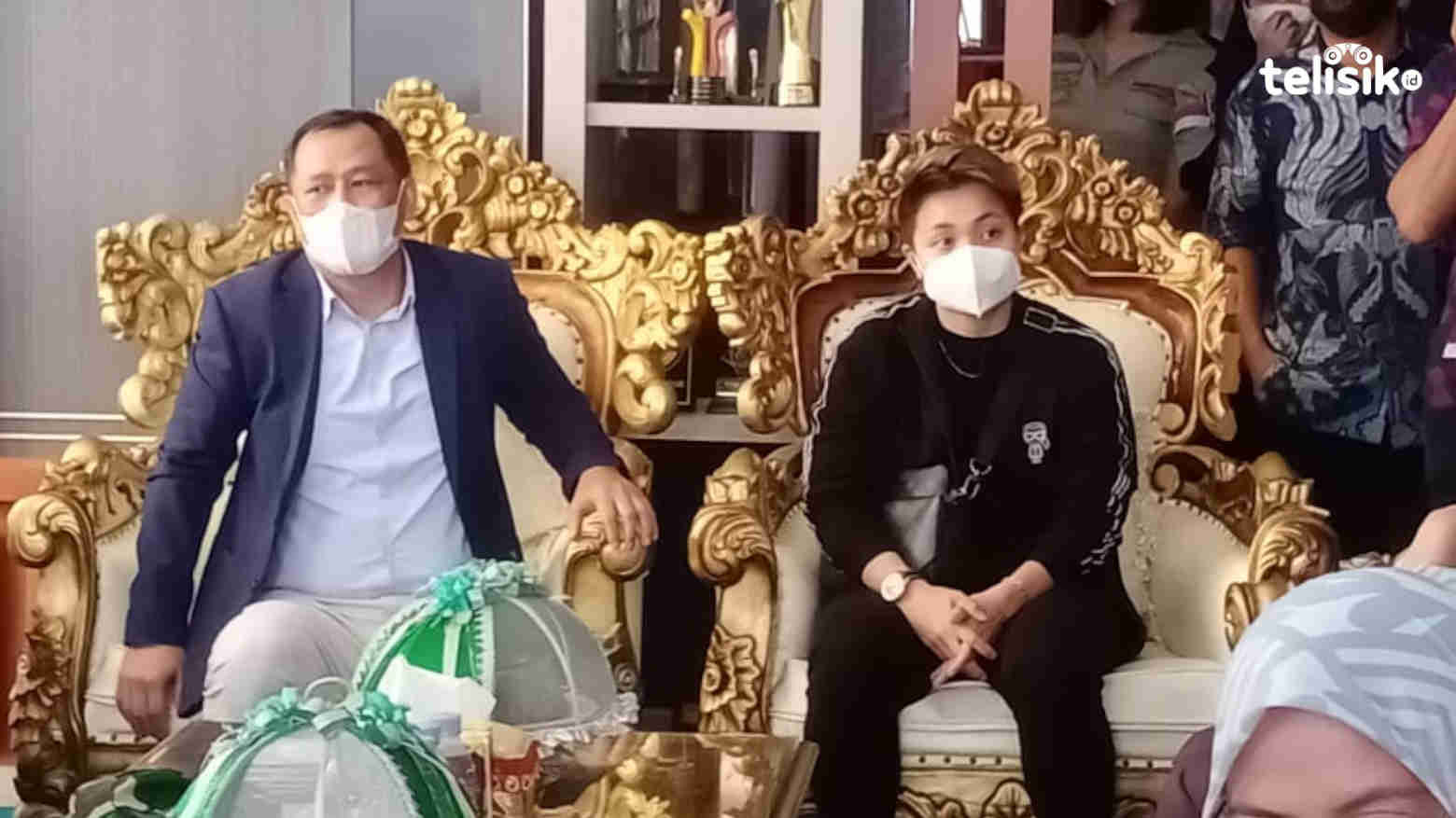 Apriyani Rahayu diberi hadiah sebidang tanah, rumah, dan 5 ekor sapi Foto: Muh. Surya Putra/Telisik