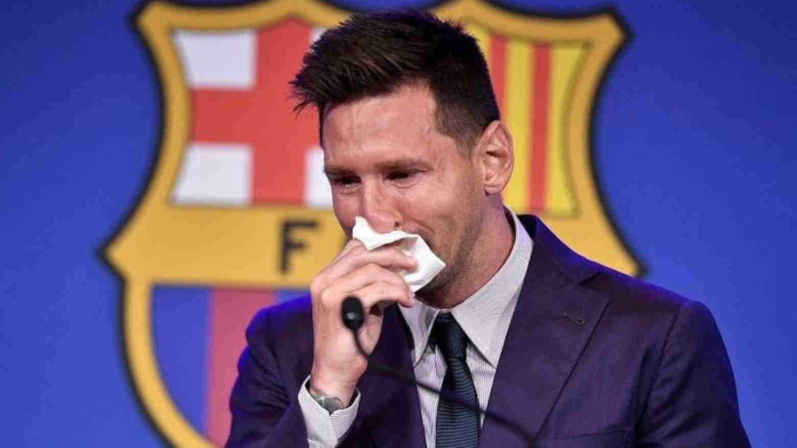 Lionel Messi menangis ucapkan perpisahan dengan Barcelona. Foto: Repro AFP