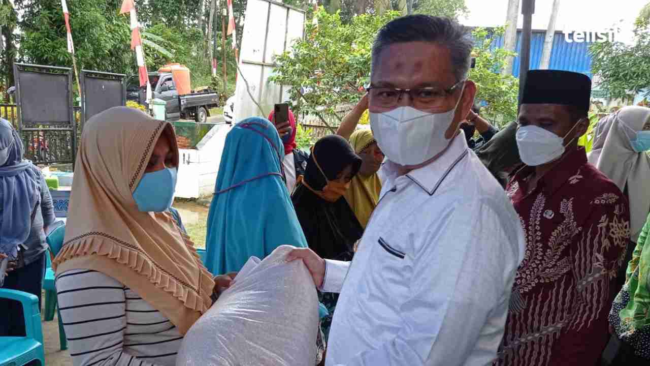 Wali Kota Kendari Sulkarnain Kadir, menyerahkan bantuan beras 10 kg pada warga Kelurahan Lalodati. Foto: Sumarlin/Telisik