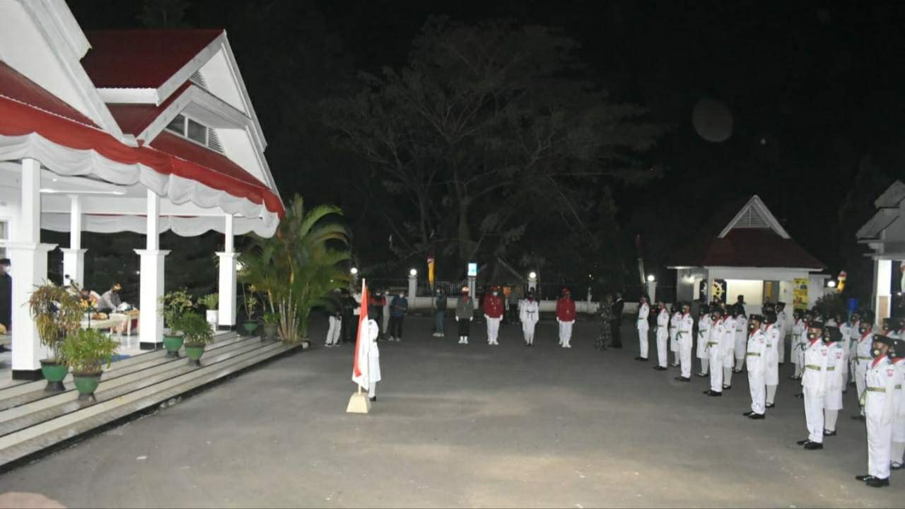 Upacara pengukuhan Paskibaraka Butur 2021 di pelataran Rujab Bupati Butur. Foto: Ist.