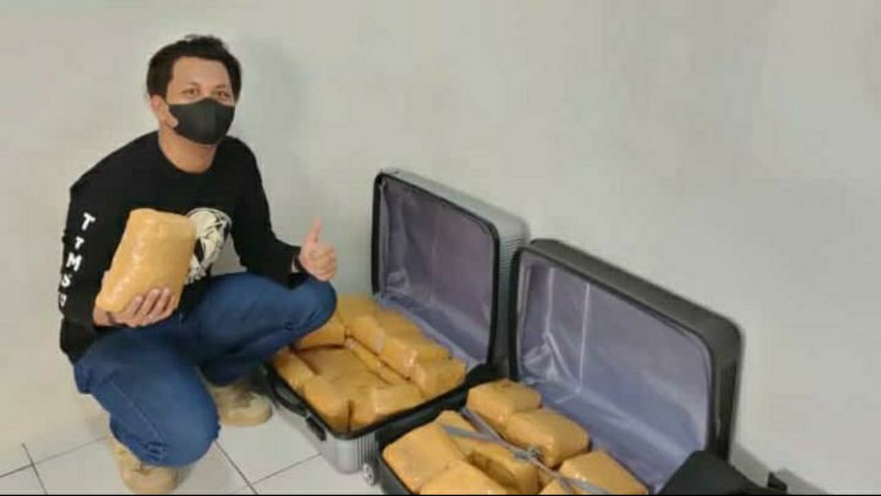 Personil Timsus Narkoba Polda Sulsel memperlihatkan barang bukti 40 kg narkoba jenis sabu. Foto: Ditresnarkoba Polda Sulsel