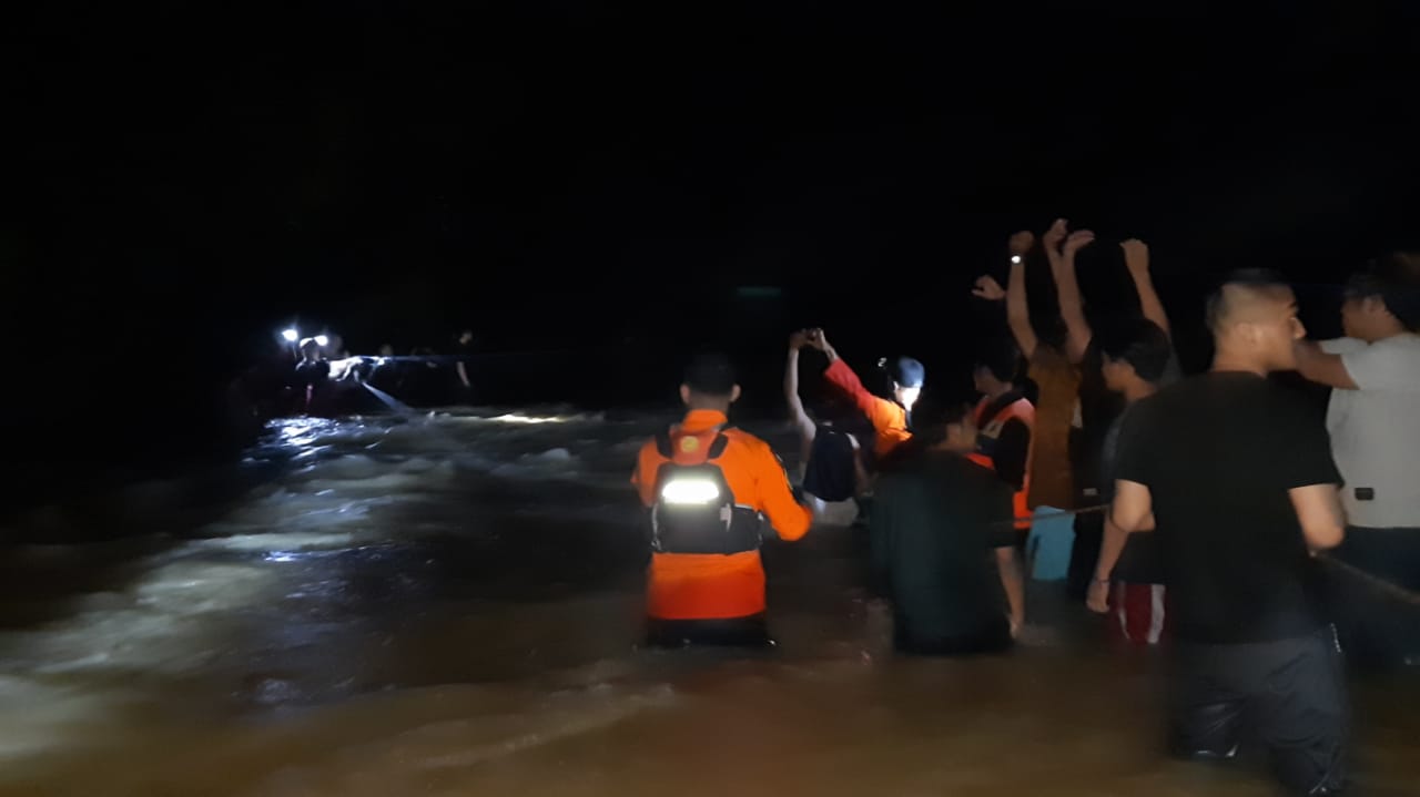 Tim gabungan berupaya evakuasi Mapala saat akan menyebrangi sungai. Foto: Humas Basarnas Kendari