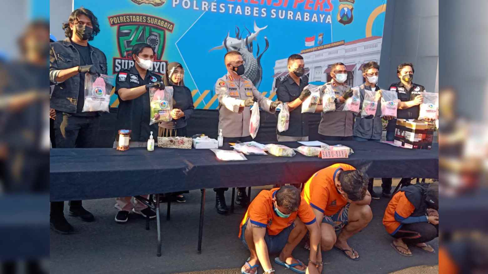 Para kurir sabu jaringan Sumatra Jawa di Polrestabes Surabaya. Foto: Ist.