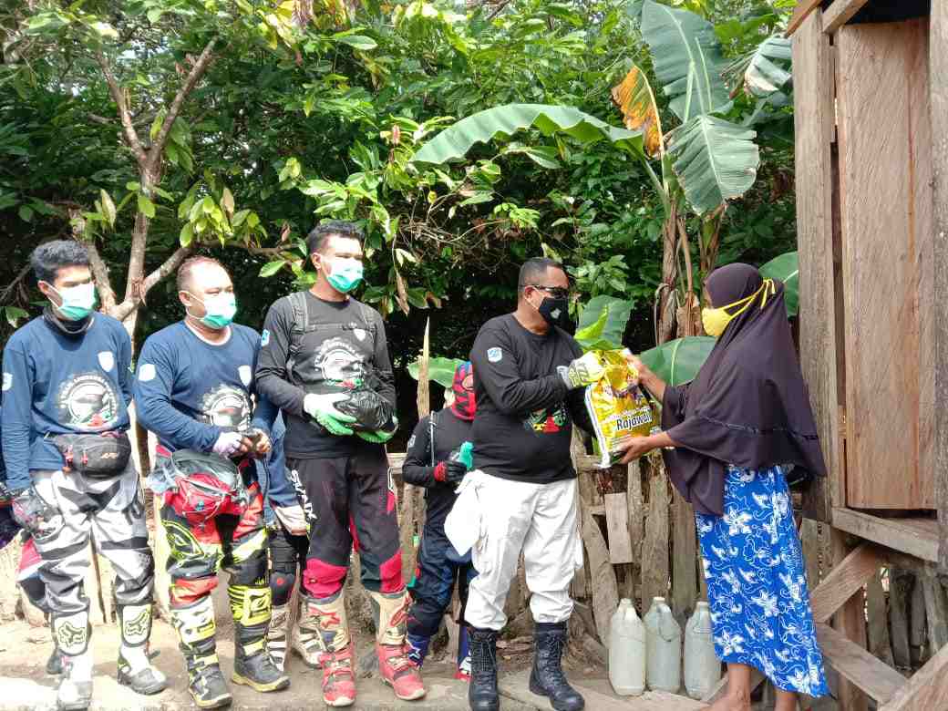 Kajari Muna, Agustinus Baka Tangdililing memberikan bantuan beras pada masyarakat. Foto: Sunaryo/Telisik