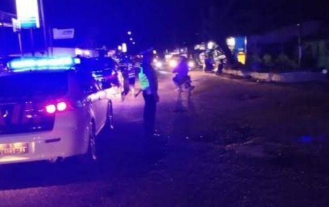 Suasana bundaran Tugu Kelapa, Kota Lasusua, Kabupaten Kolaka Utara pada malam hari. Foto: Ist.