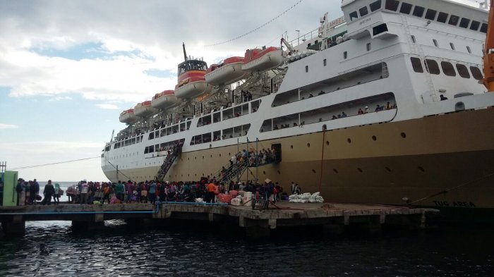 Penumpang sedang naik di atas kapal Pelni. Foto: Repro Pos Kupang