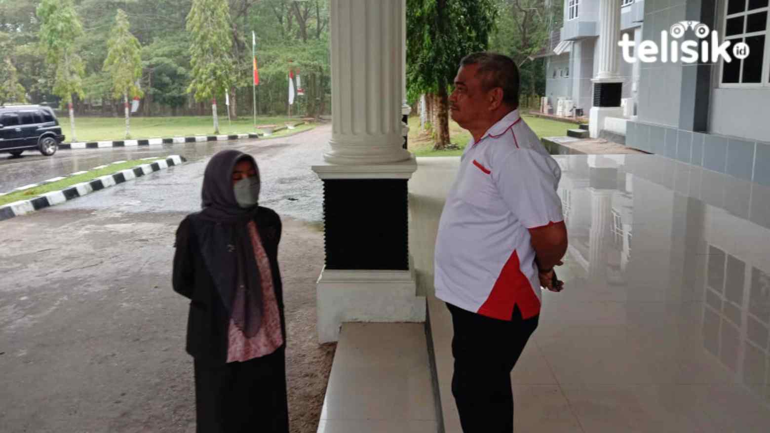 Kabag Umum Setda Muna, Syahrun Raeba bersama Kabag Pemerintahan, Hasdawiah. Foto: Sunaryo/Telisik