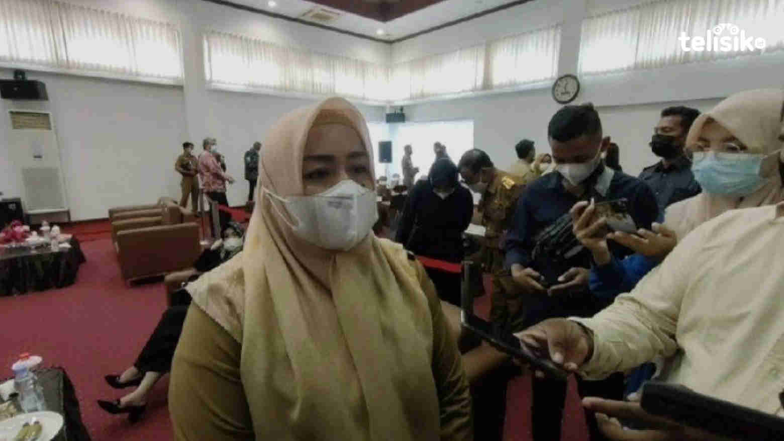 Bupati Koltim saat diwawancarai awak media. Foto: Muh Sabil/Telisik