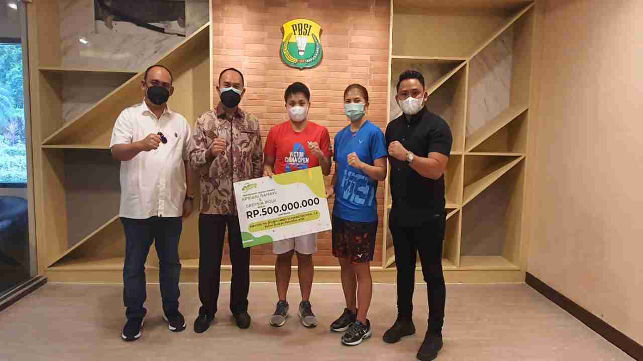 Mantan Pangdam XIV Hasanuddin (kedua dari kiri) didampingi Ketua DPD Partai Gerindra Sultra, Andi Ady Aksar (kiri), menyerahkan uang pembinaan pada Apriani Rahayu-Greysia Polli atas prestasinya meraih medali emas pada Olimpiade Tokyo. Foto: Ist.