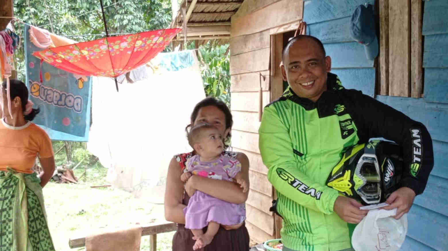 Ketua DPD Gerindra Sultra Andi Ady Aksar saat menyambagi seorang warga dalam touringnya di wilayah Konsel. Foto: Ist.