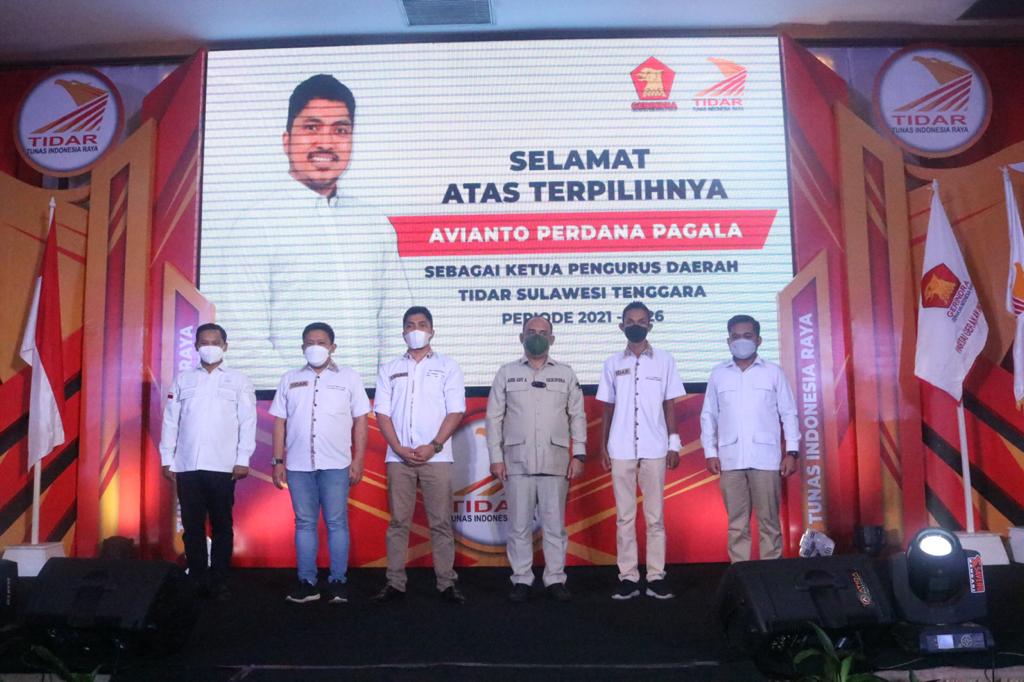 Avianto Perdana Pagala  (tiga dari kiri) bersama Ketua DPD Gerindra Sultra Andi Ady Aksar (tiga dari kanan) usai pelantikan Ketua PD Tidar Sultra. Foto: Ist.