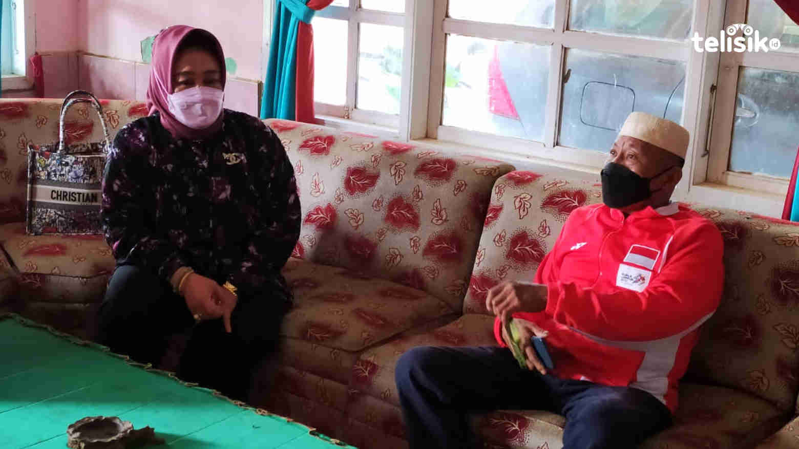 Ayah Apriyani, Amirudin, bercerita tentang sosok Lukman Abunawas yang ikut berperan pada karir anaknya. Foto: Muh. Surya Putra/Telisik