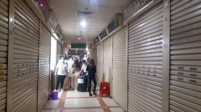 Kondisi sejumlah toko di Pasar Tanah Abang banyak tutup karena sepi pembeli akibat pandemi. Foto: Repro Warta Kota