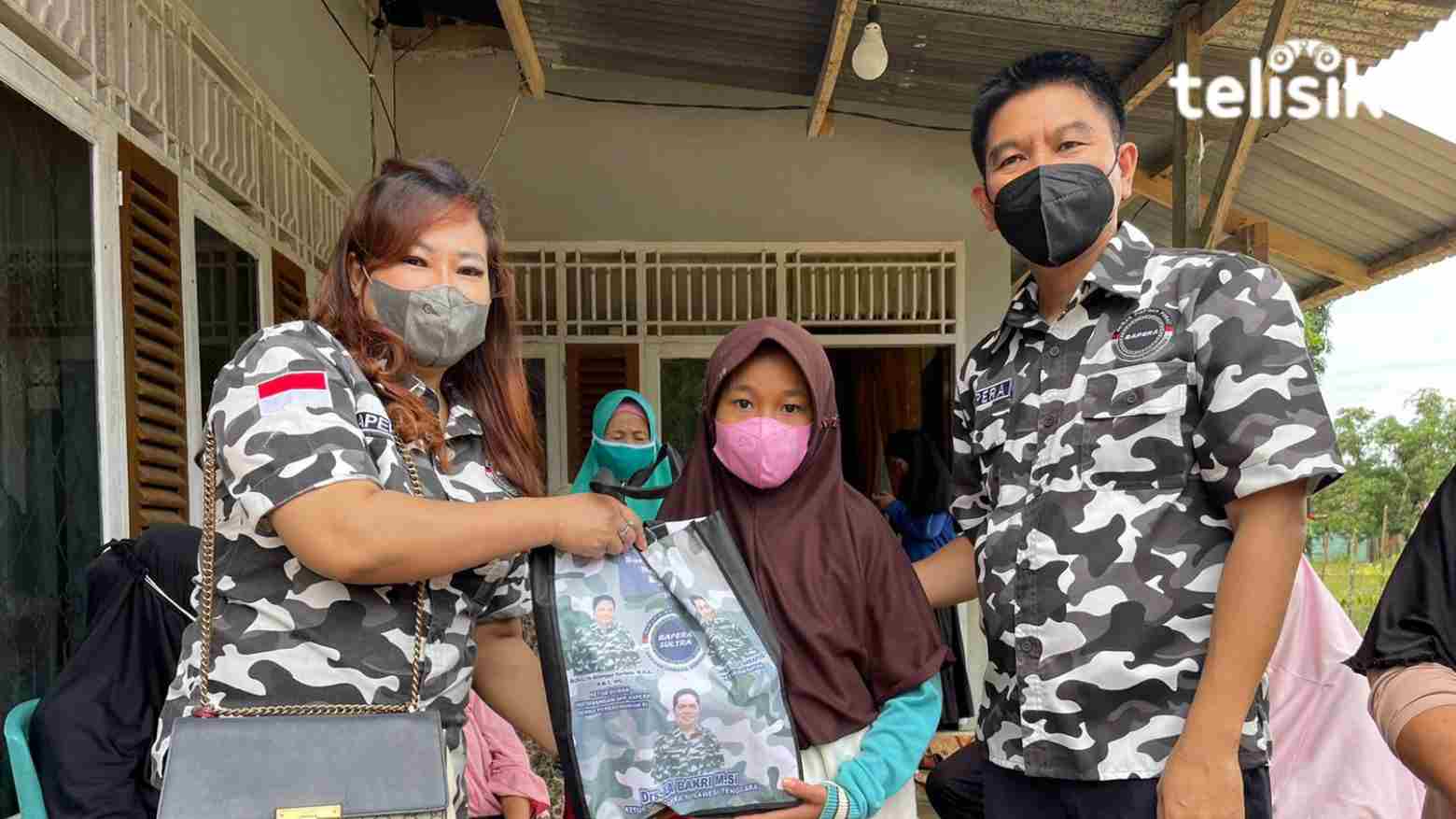 Sekretaris dan Bendahara Bapera Sultra saat memberikan bantuan paket sembako. Foto: Siswanto Azis/Telisik