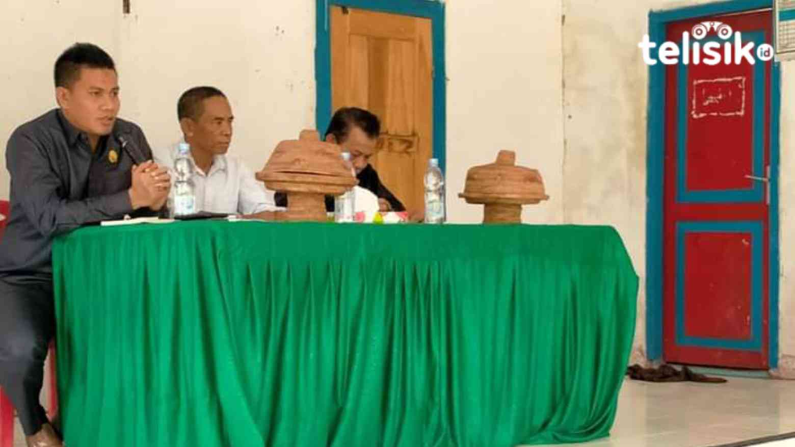 Sekretaris Komisi I DPRD Muna, Mohamad Ikhsanudin (paling kiri). Foto: Sunaryo/Telisik