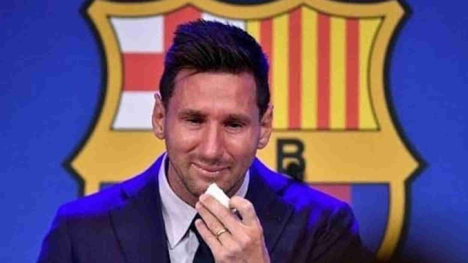 Lionel Messi bercucuran air mata saat menyampaikan salam perpisahan dengan Barcelona dan sapu tangan berwarnah putih miliknya yang dijual 1 juta dollar atau setara Rp 14 miliar. Foto: Repro Mata-mata.com