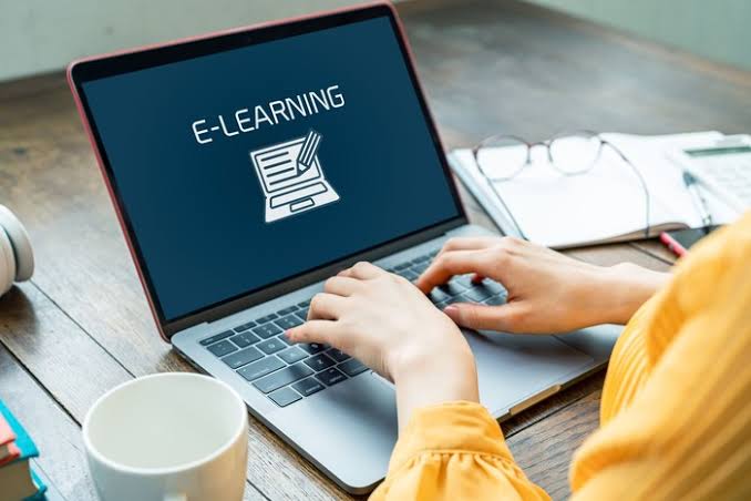 Ilustrasi belajar dan bekerja online. Foto: Repro Getty Images/Igor Alecsander