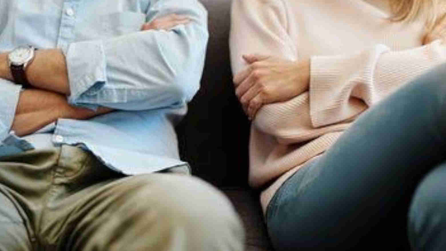 Sepasang suami istri yang saling bersikap dingin karena ada kecurigaan selingkuh. Foto: Repro parapuan.com