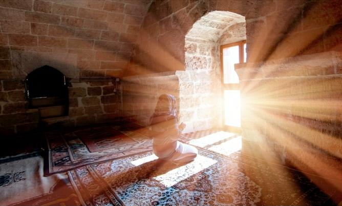 Bersholawat kepada Rasulullah Shallallahu 'Alaihi wa Sallam memiliki banyak keutamaan. Terutama di hari Jumat. Foto: Repro okezone.com