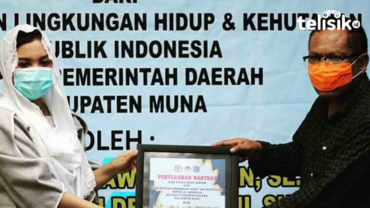 Kepala Inspektorat Muna, La Kuanto bersama anggota DPD-RI, Wa Ode Rabiah Aldawiah. Foto: Sunaryo/Telisik