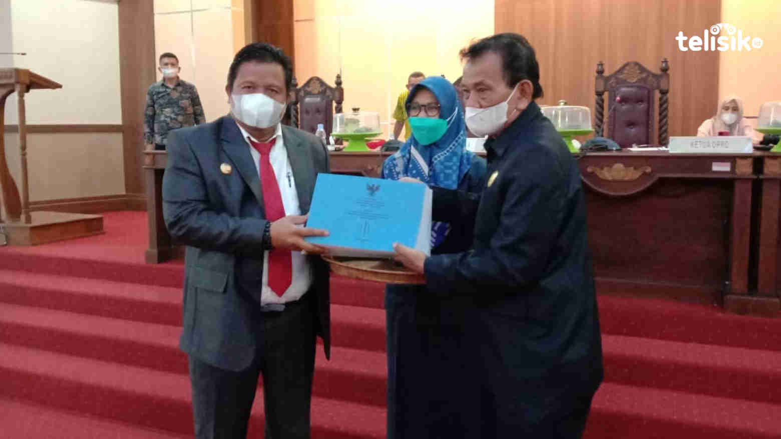 Bupati Muna, LM Rusman Emba (kiri), menyerahkan dokumen LPPD pada Ketua DPRD, La Saemuna (kanan). Foto: Sunaryo/Telisik