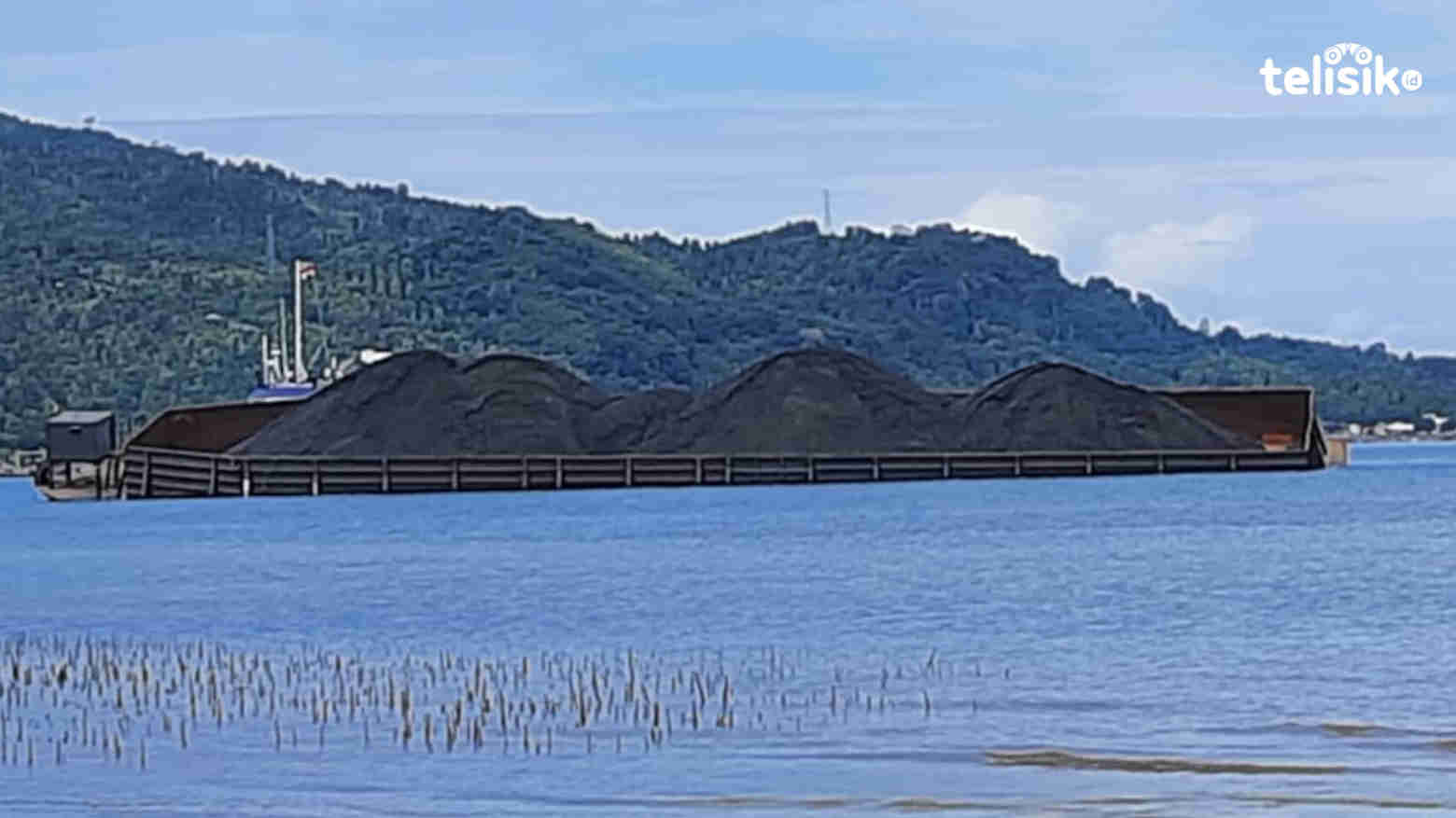 Kapal tongkang asal Kalimantan yang karam di perairan Kolaka Utara. Foto: Muh. Risal/Telisik