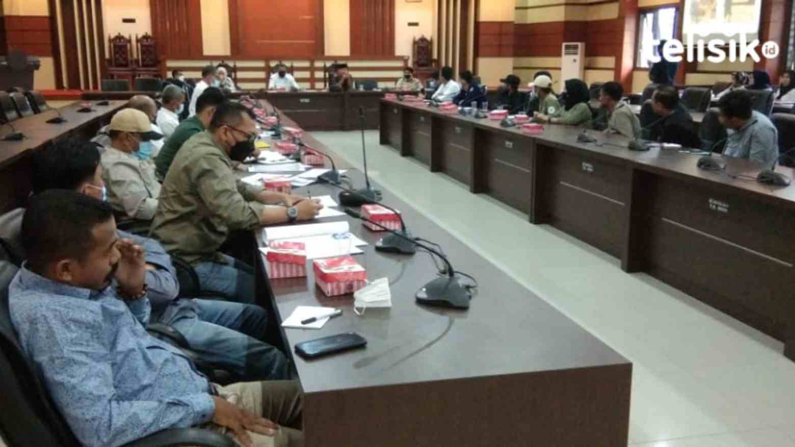 Suasana hearing Komisi III DPRD Sultra terhadap PT GMS yang diduga telah mencemari perairan Laonti di Konsel. Foto: Kardin/Telisik