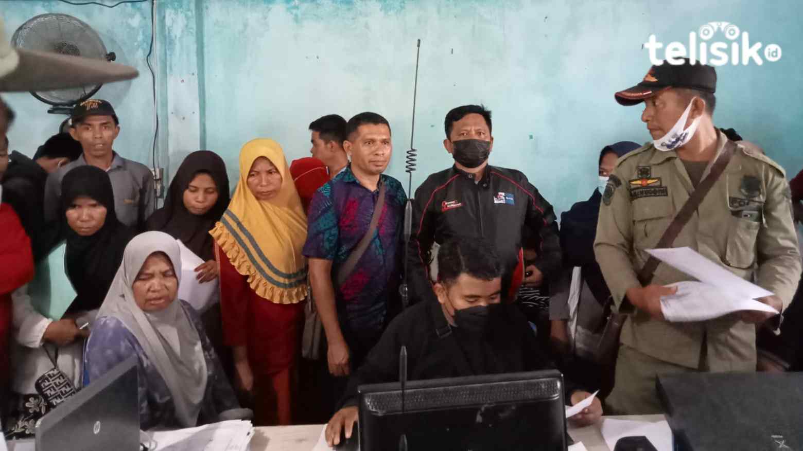 Disdukcapil melakukan pelayanan dokumen kependudukan di Balai Desa Oempu. Foto: Sunaryo/Telisik