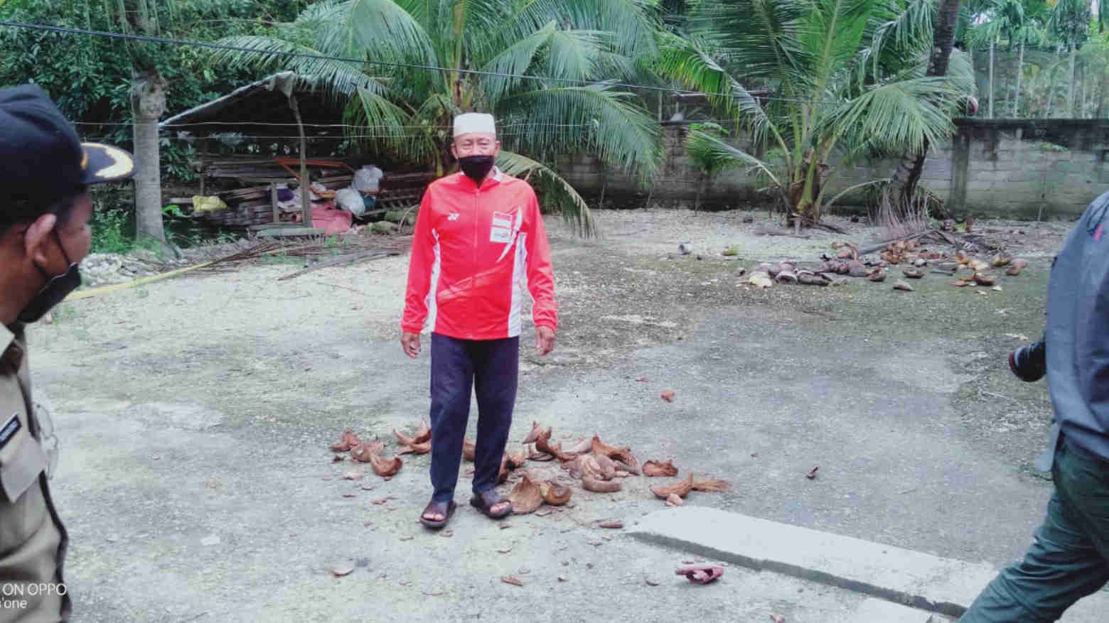 Ayah Apriani, Amirudin SP menunjukkan halaman belakang rumah yang dulunya jadi lapangan pertama Apriani Rahayu bermain bulutangkis. Foto: Muh. Surya Putra/Telisik