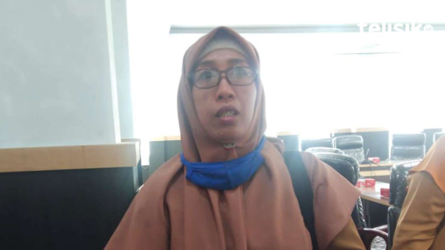 Guru Honorer SD Negeri 61 Kendari saat diwawancarai usai RDP bersama Komisi III DPRD Kota Kendari. Foto: Musdar/Telisik