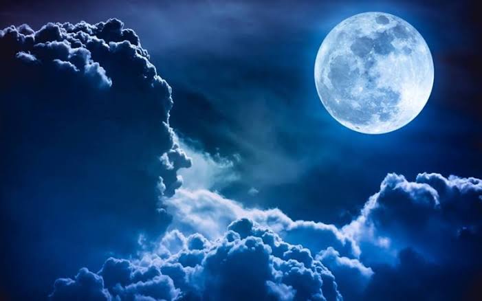 Fenomena bulan biru atau blue moon. Foto: Repro Bisnis.com