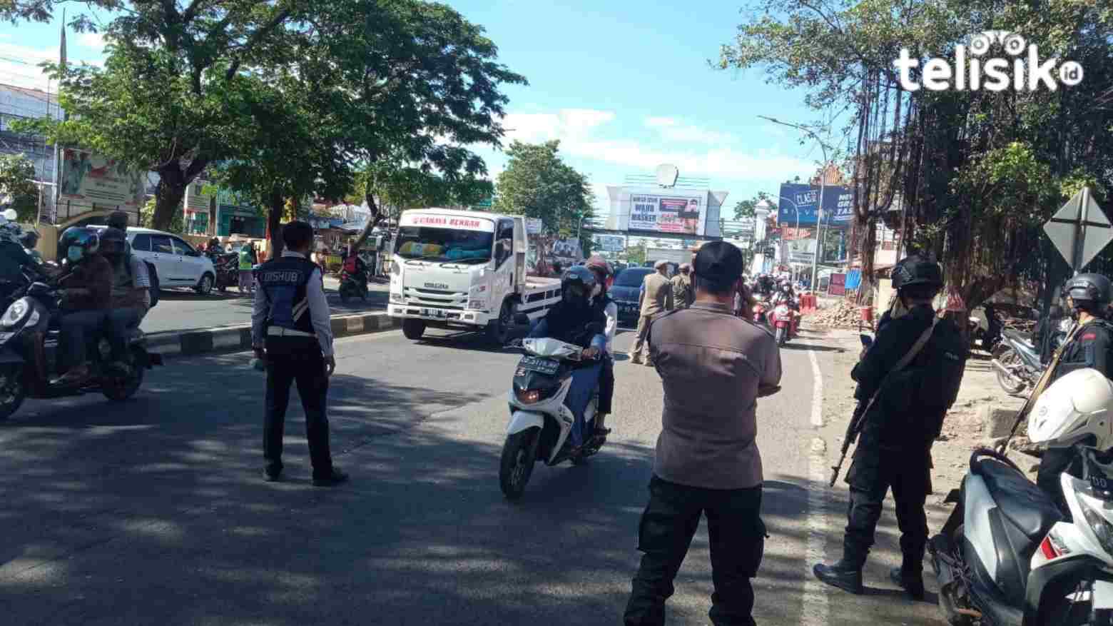 Aparat Polsek Rappocini bersama tim Satgas COVID-19 dan TNI melakukan pemeriksaan pengendara. Foto: Rezki Mas’ud/Telisik