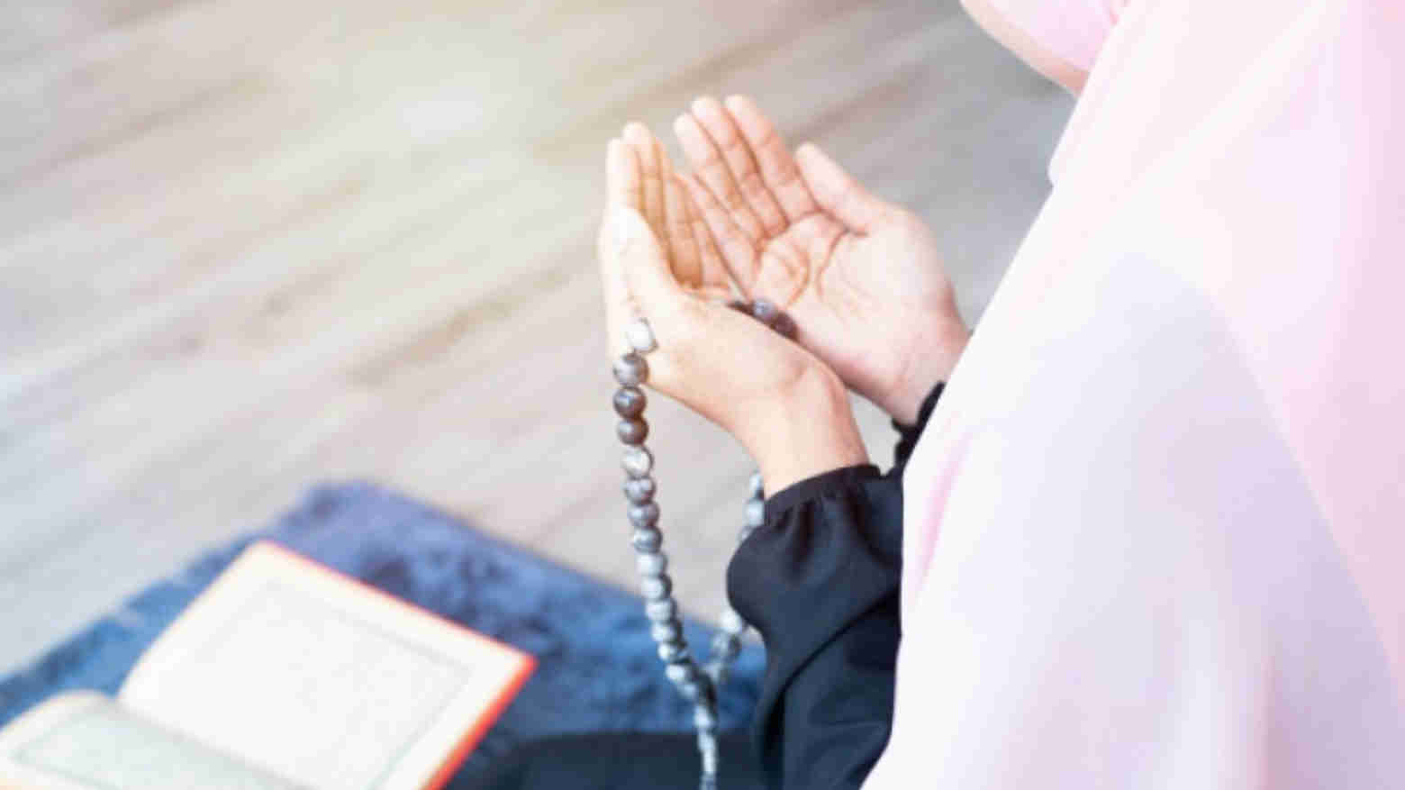 Dengan berdoa kepada Allah SWT, kita menyampaikan keluh kesah serta permohonan, sekaligus menjadi penghubung antara kita manusia dengan Sang Pencipta. Foto: Repro popbela.com