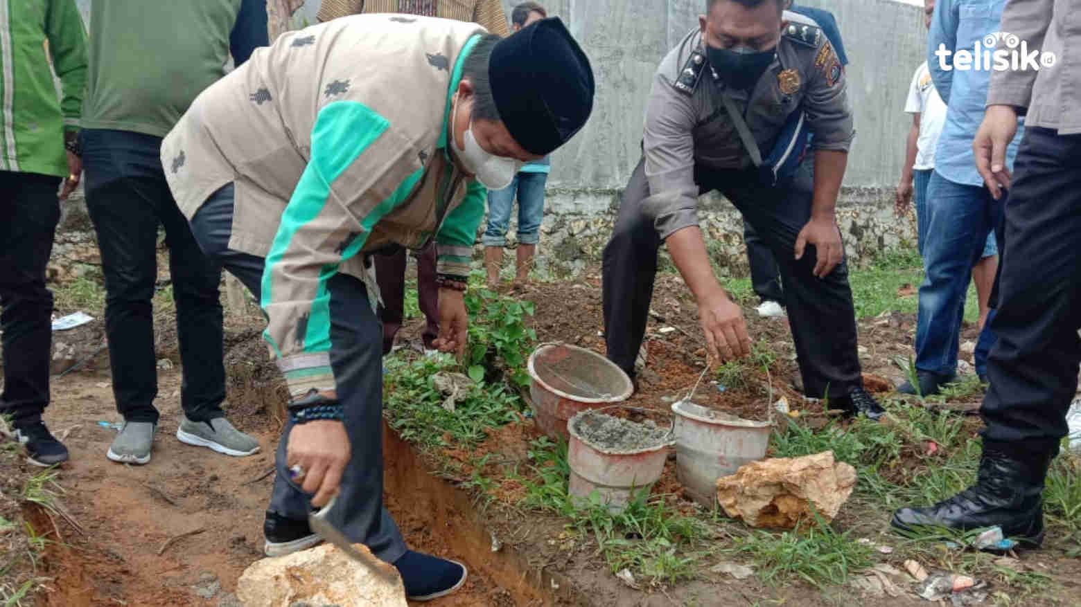 Bupati Muna, LM Rusman Emba, meletakan batu pertama pembangunan mesjid Al Hikmah Bhayangkara. Foto: Sunaryo/Telisik